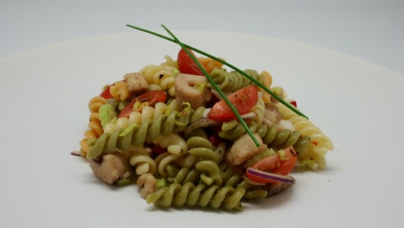 Salát z&nbsp;tříbarevných těstovin s&nbsp;kousky sumečka